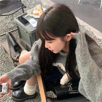 夫妻吵架狗都不理，而查理笑了